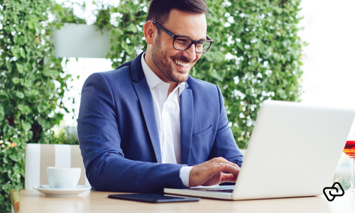 Leder arbejder digitalt med workforce management og vagtplanlægning, der sikrer retfærdige vagtplaner, fleksibilitet og bedre balance mellem arbejde og fritid