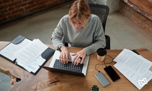 Medarbejder bruger tidsregistrering på en laptop til at måle og analysere den reelle arbejdstid.