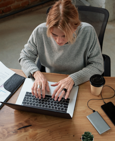 Medarbejder bruger tidsregistrering på en laptop til at måle og analysere den reelle arbejdstid.