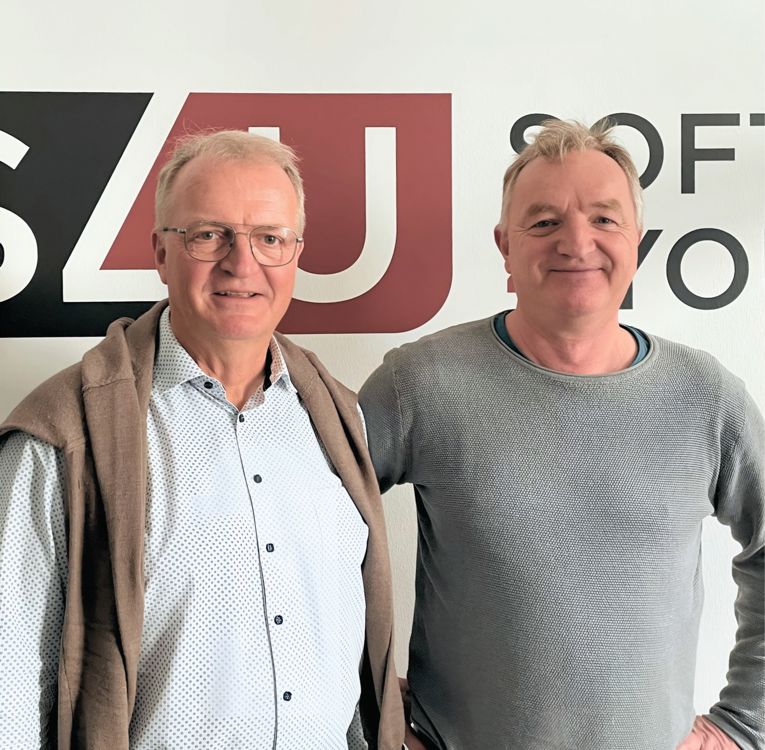 Grundlæggere eller teammedlemmer fra Software4You og Timegrip foran firmalogo – symbol på lederskab inden for HR-controlling og samarbejde med Timegrip.