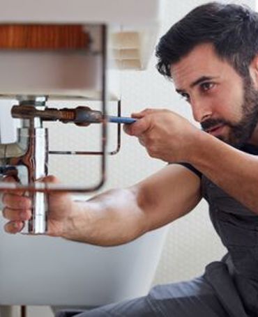 Medarbejder i boligorganisation anvender digital løsning til vagtplanlægning og workforce management, som sikrer effektiv bemanding, overblik over opgaver og stabil drift i boligafdelinger.