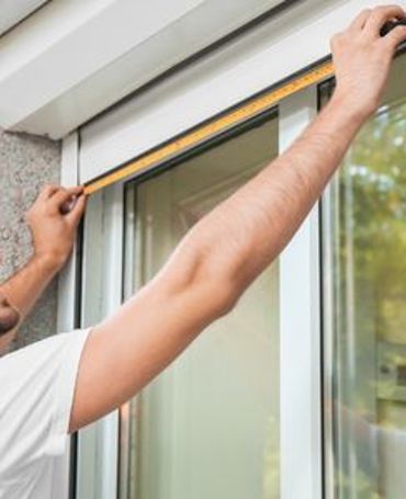 Facility manager hjælper borgere i boligorganisation gennem tidsregistrering på projekter i deres workforce management system