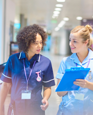 Frontlinjemedarbejdere i sundhedssektoren samarbejder om vagtplanlægning og tidsregistrering for bedre workforce management og work-life balance