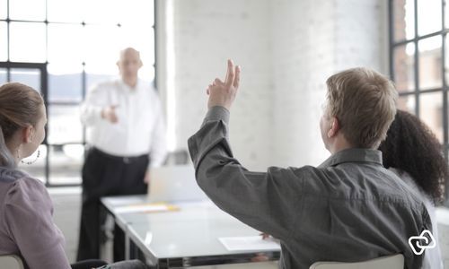 Medarbejder i en virksomhed stiller spørgsmål om tidsregistrering. Medarbejderen får svar på de hyppigst stillede spørgsmål om tidsregistrering og en forklaring på tidsregistreringsloven.