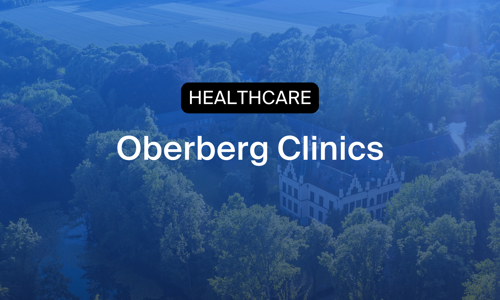 Luftfoto af Oberberg Clinics omgivet af skov, et billede på hvordan sundhedsinstitutionen styrker tidsregistrering, HR-controlling og vagtplanlægning med Timegrip.