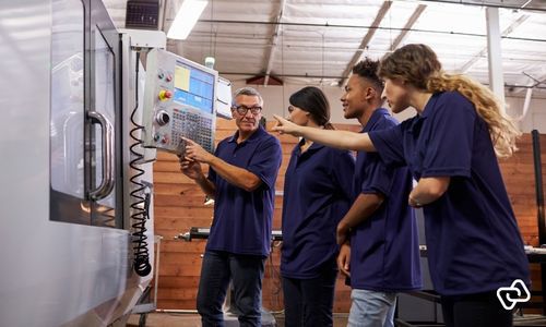 Elever og lærlinge i produktion får praktisk oplæring ved maskine under hensyntagen til gældende regler for arbejdstid og vagtplanlægning for unge medarbejdere