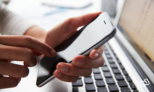 Medarbejder bruger mobilapp til at anmode om fravær eller justere arbejdstid, hvilket understøtter fleksibel vagtplanlægning, fraværsstyring og tidsregistrering