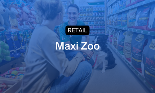 Maxi Zoo personale hjælper kunder og fylder varer op, planlagt til dækning af åbningstider og registreret via digitalt stempelur.