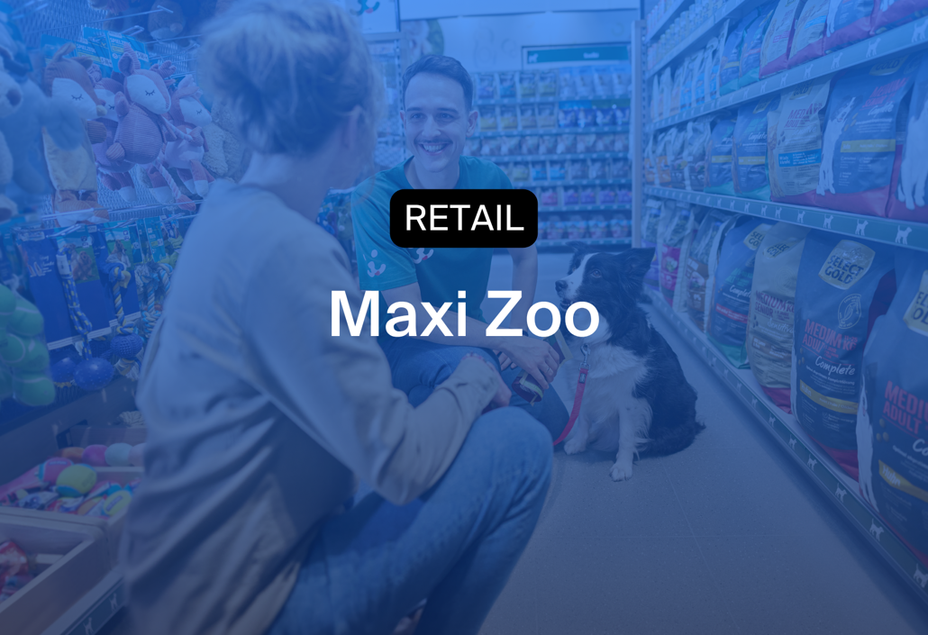 Maxi Zoo personale hjælper kunder og fylder varer op, planlagt til dækning af åbningstider og registreret via digitalt stempelur.
