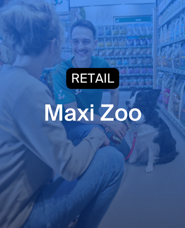 Maxi Zoo personale hjælper kunder og fylder varer op, planlagt til dækning af åbningstider og registreret via digitalt stempelur.