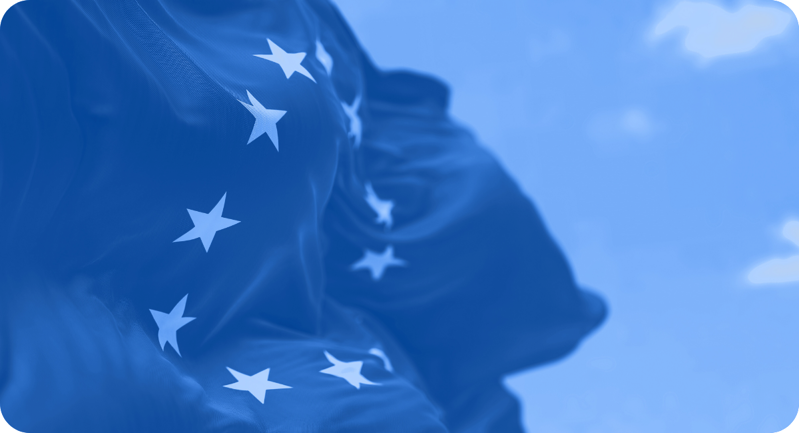 Et europæisk flag i vinden som symbol på fælles regler og lovgivning om tidsregistrering i EU.