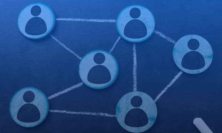 Forbundne ikoner af mennesker tegnet på tavle, som symbol på organisation, HR-struktur og samarbejde i forbindelse med EU’s krav om løngennemsigtighed og lønpolitik.