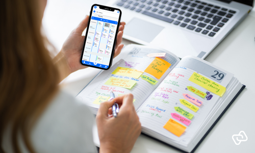 Medarbejder planlægger vagtplanlægning og realtidsbemanding via mobilapp, hvor digitale vagter kombineres med overblik i kalenderen.
