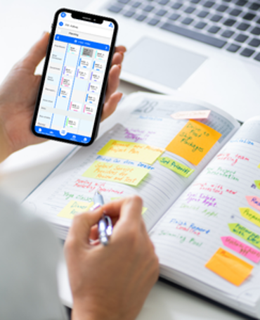 Medarbejder planlægger vagtplanlægning og realtidsbemanding via mobilapp, hvor digitale vagter kombineres med overblik i kalenderen.